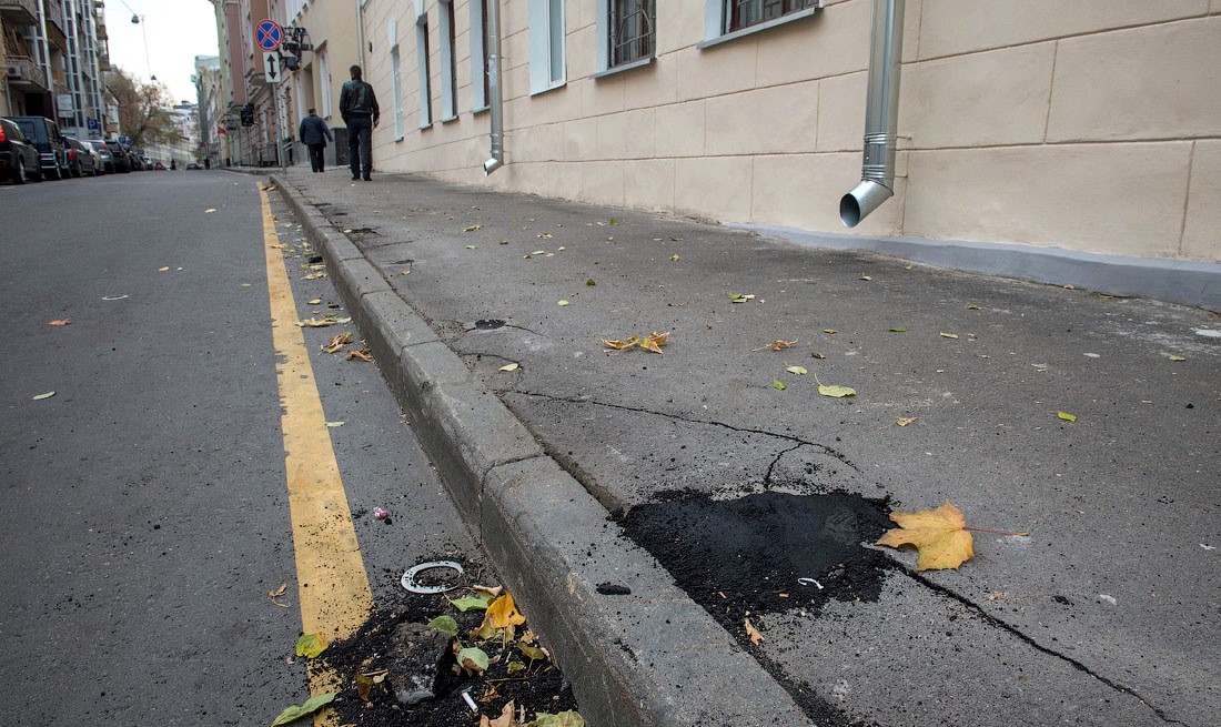 Демонтаж парковочных столбиков в центре Москвы