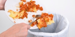 Что делают магазины с просроченными продуктами?