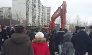 Участницу акции против строительства дороги в Раменках ударило ковшом